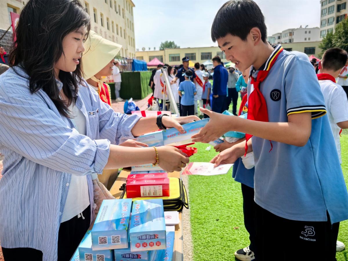 弘扬正气育新苗 见义勇为润童心——达茂旗委政法委开展“六一”见义勇为主题校园宣传活动